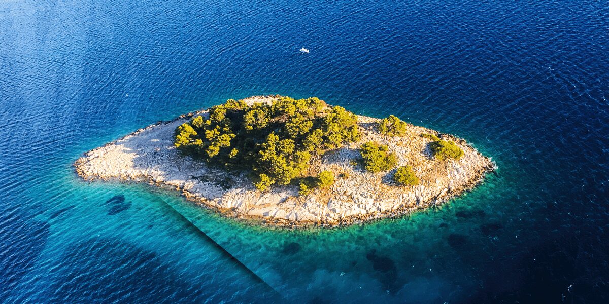 海に囲まれた無人島の画像
